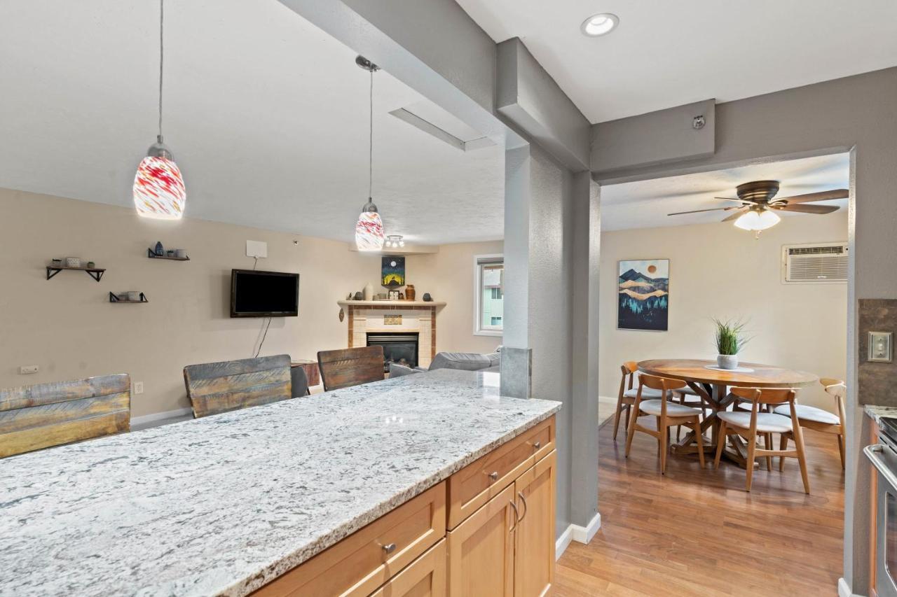 Modern Amenities Gas Fireplace Central Location Spokane Exterior photo