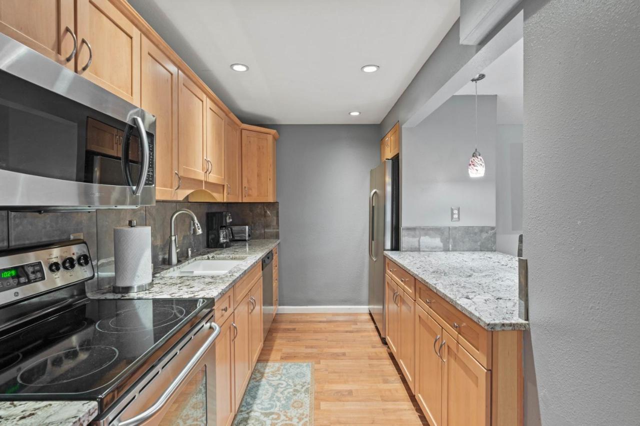 Modern Amenities Gas Fireplace Central Location Spokane Exterior photo